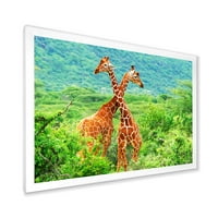 Dizajnerska umjetnost dvije žirafe koje se bore u bujnom zelenilu divljine, uokvirena umjetnička gravura seoske